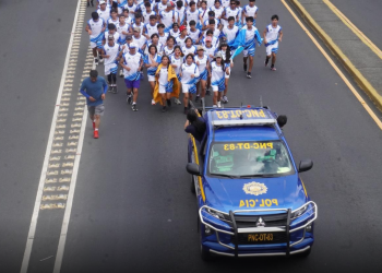 El DT-PNC desplegó un anillo de seguridad para los guatemaltecos que participan en el traslado de la antorcha con el fuego centroamericano, una de las actividades por las fiestas patrias. / Foto: PNC.