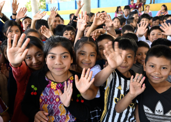 La estrategia establecida por el Mineduc busca garantizar el derecho a la educación ante cualquier suspensión de clases presenciales. (Foto: Álvaro Interiano)