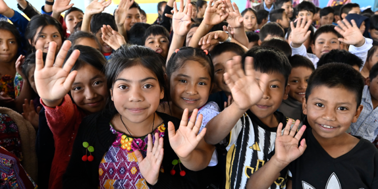 La estrategia establecida por el Mineduc busca garantizar el derecho a la educación ante cualquier suspensión de clases presenciales. (Foto: Álvaro Interiano)