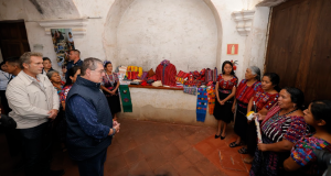 Presidente Bernardo Arévalo en exposición de mujeres tejedoras de municipios de Sacatepéquez. / Foto: Gilber García y Byron de la Cruz.