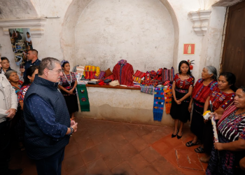 Presidente Bernardo Arévalo en exposición de mujeres tejedoras de municipios de Sacatepéquez. / Foto: Gilber García y Byron de la Cruz.