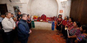 Presidente Bernardo Arévalo en exposición de mujeres tejedoras de municipios de Sacatepéquez. / Foto: Gilber García y Byron de la Cruz.