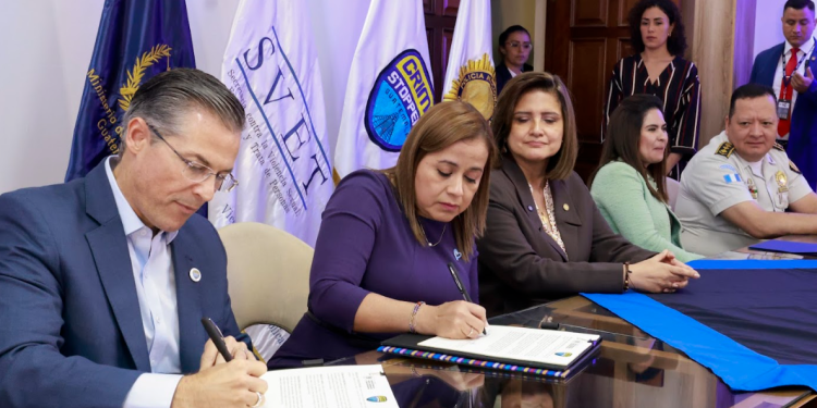 La alianza firmada no solo busca reforzar los mecanismos de denuncia, sino también impulsar una cultura de prevención y confianza en las instituciones. / Foto: PNC