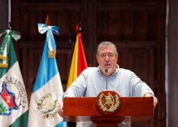 Presidente Bernardo Arévalo aclara que el gobierno no ha establecido una cifra para el salario mínimo. (Foto: Gilber García)