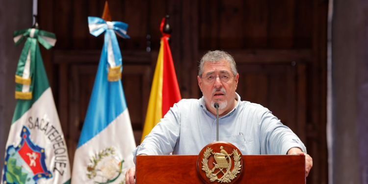 Presidente Bernardo Arévalo aclara que el gobierno no ha establecido una cifra para el salario mínimo. (Foto: Gilber García)