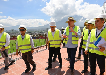 Presidente supervisa construcción de centro de Salud. / Foto: Álvaro Interiano.