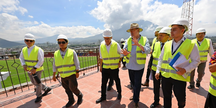 Presidente supervisa construcción de centro de Salud. / Foto: Álvaro Interiano.