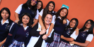 Ministra de Educación supervisa acciones en favor de estudiantes del Instituto Olimpia Leal, en Antigua Guatemala. (Foto: Mineduc)