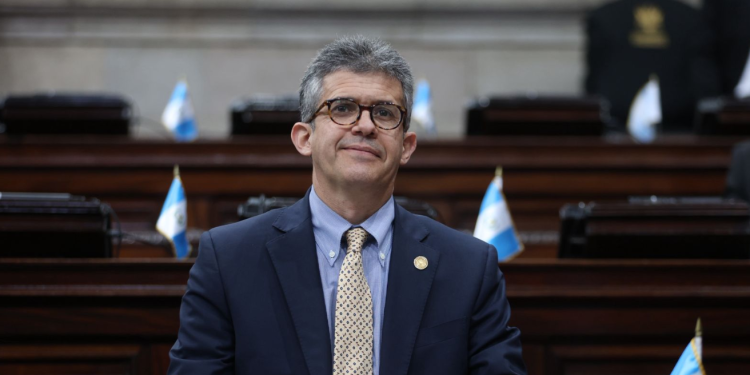 Ministro de Salud Pública y Asistencia Social, Joaquín Barnoya. / Foto: Congreso