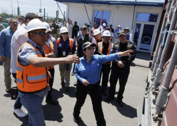 La viceministra fue recibida por representantes de la portuaria, con quienes recorrió distintas áreas donde la PNC desempeña su labor en puerto Quetzal. / Foto: Mingob.