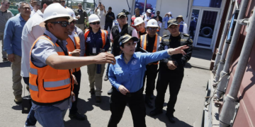 La viceministra fue recibida por representantes de la portuaria, con quienes recorrió distintas áreas donde la PNC desempeña su labor en puerto Quetzal. / Foto: Mingob.