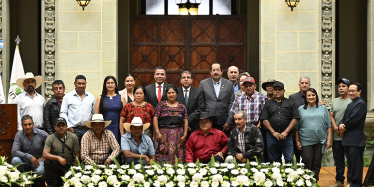 Inab entrega de forma simbólica el sexto pago de incentivos forestales del año. (Foto: Álvaro Interiano)