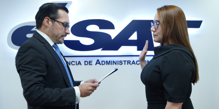 SAT juramenta a nuevos intendentes de Fiscalización y de Asuntos Jurídicos