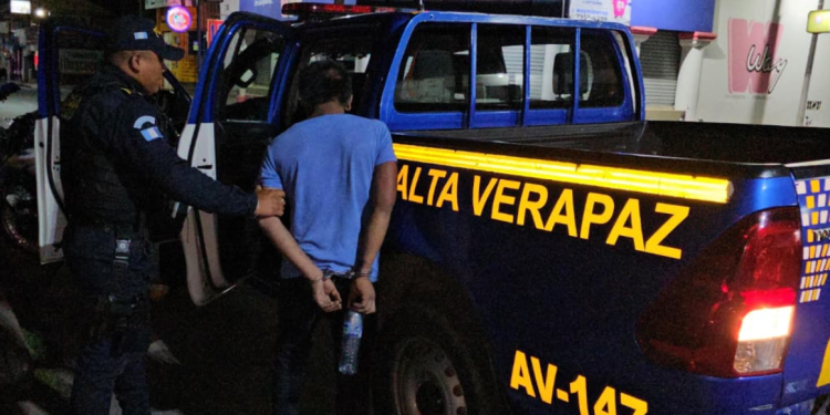 PNC captura a un hombre por atacar su progenitora en Alta Verapaz