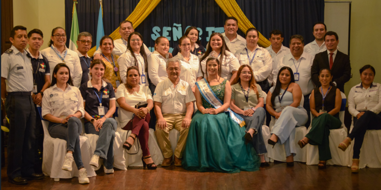 Coronan a Andrea Alejos como Señorita Independencia 2025-2026 en Retalhuleu. / Foto: Gobernación Departamental de Retalhuleu.