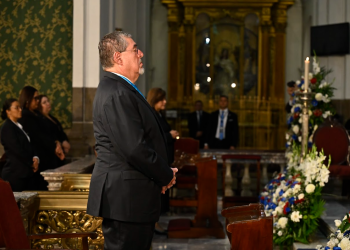 Presidente Bernardo Arévalo y, al fondo, la vicepresidenta Karin Herrera, en el solemne tedeum. / Foto: Álvaro Interiano y Gilber García.