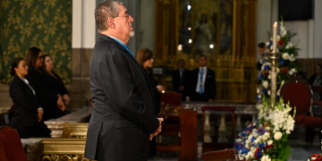 Presidente Bernardo Arévalo y, al fondo, la vicepresidenta Karin Herrera, en el solemne tedeum. / Foto: Álvaro Interiano y Gilber García.