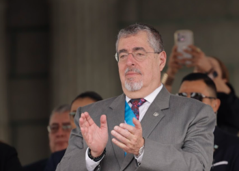 Presidente Bernardo Arévalo participa en desfile escolar de Guatemala