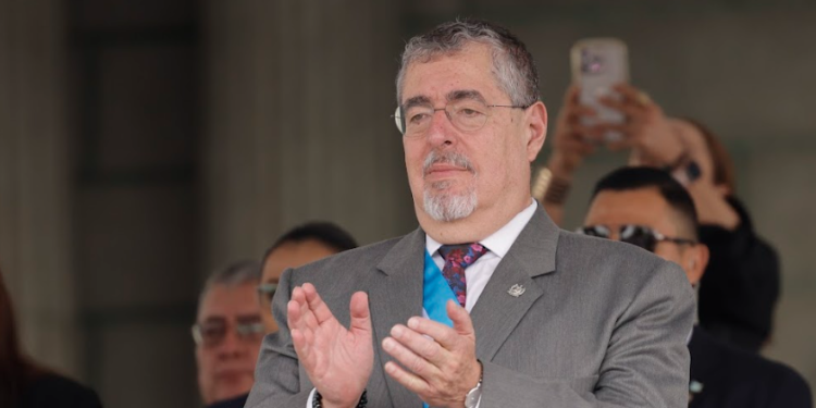 Presidente Bernardo Arévalo participa en desfile escolar de Guatemala