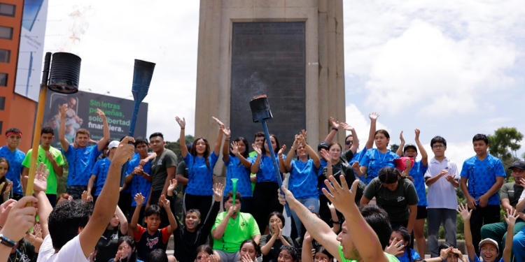 Gobernación Departamental de Guatemala lamenta práctica de lanzar bolsas de agua a los corredores de antorchas. (Foto: Gilbert García)