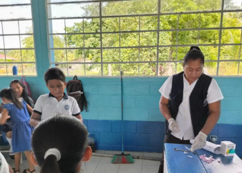 Estudiantes de Puerto Barrios reciben jornada de vacunación y desparasitación. (Foto: MSPAS)