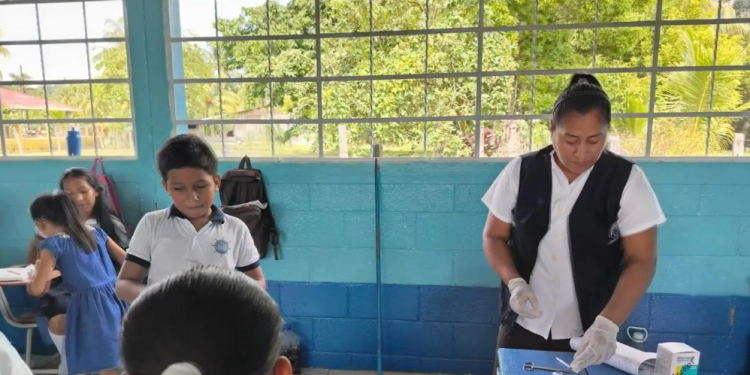 Estudiantes de Puerto Barrios reciben jornada de vacunación y desparasitación. (Foto: MSPAS)