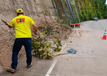 Covial atiende derrumbe en el libramiento de Barberena./Foto: CIV.
