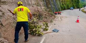 Covial atiende derrumbe en el libramiento de Barberena./Foto: CIV.