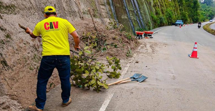 Covial atiende derrumbe en el libramiento de Barberena./Foto: CIV.