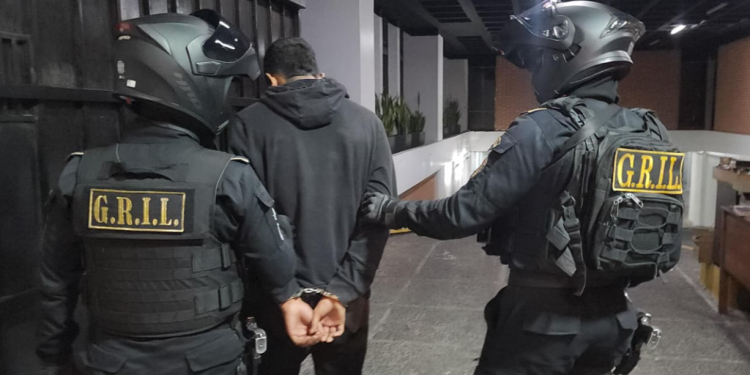 El capturado fue identificado como Marvin Joel Díaz Virula, de 18 años, alias “Chang”. / Foto: PNC