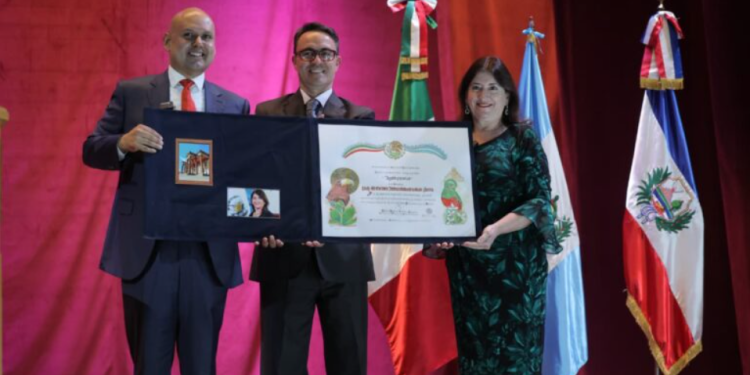 Consulado mexicano reconoce a ministra Grazioso con el premio Águila y Quetzal. / Foto: MCD.
