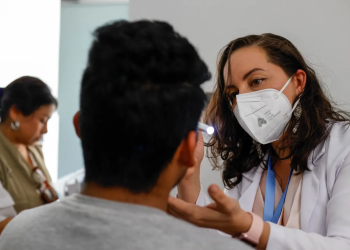 Ministerio de Salud brinda atención a las personas migrantes que regresan al país y visitan el CAR. (Foto: MSPAS)
