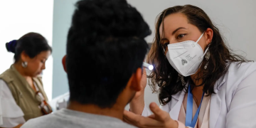Ministerio de Salud brinda atención a las personas migrantes que regresan al país y visitan el CAR. (Foto: MSPAS)