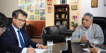 Durante el encuentro, los participantes analizaron estrategias orientadas a la investigación y producción de cultivos estratégicos. / Foto: MAGA