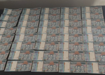 Durante la inspección del vehículo, se localizaron billetes falsificados con un valor equivalente a 20 mil 800 quetzales en moneda real, todos de la denominación de 200 quetzales. / Foto: PNC.
