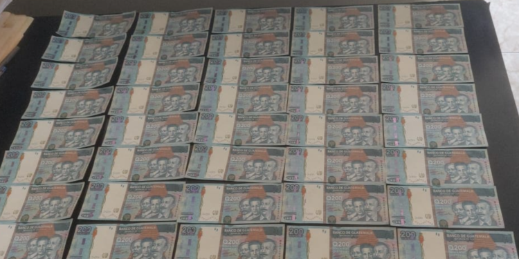 Durante la inspección del vehículo, se localizaron billetes falsificados con un valor equivalente a 20 mil 800 quetzales en moneda real, todos de la denominación de 200 quetzales. / Foto: PNC.
