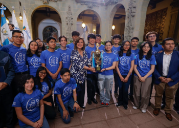Vicepresidenta Karin Herrera juramenta a jóvenes seleccionados de robótica y matemática. (Foto: Gilbert García)