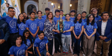 Vicepresidenta Karin Herrera juramenta a jóvenes seleccionados de robótica y matemática. (Foto: Gilbert García)