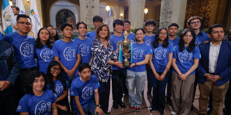 Vicepresidenta Karin Herrera juramenta a jóvenes seleccionados de robótica y matemática. (Foto: Gilbert García)