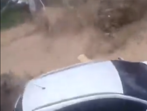 Complicaciones vividas este miércoles en la ruta a Muxbal por el colapso de infraestructura durante la lluvia. / Foto: @viniciogutierr3.