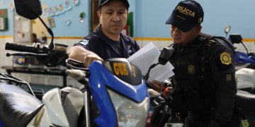 Entre motocicletas y patrullas se entregaron 135 vehículos. El proceso incluyó trabajos de mecánica, pintura, electromecánica, soldadura, tapicería y otras área. / Foto: Mingob