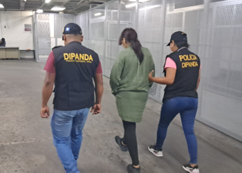 investigadores de Dipanda capturaron a Carmen N, de 20 años una joven tenía pendientes cuatro órdenes de captura. / Foto: PNC