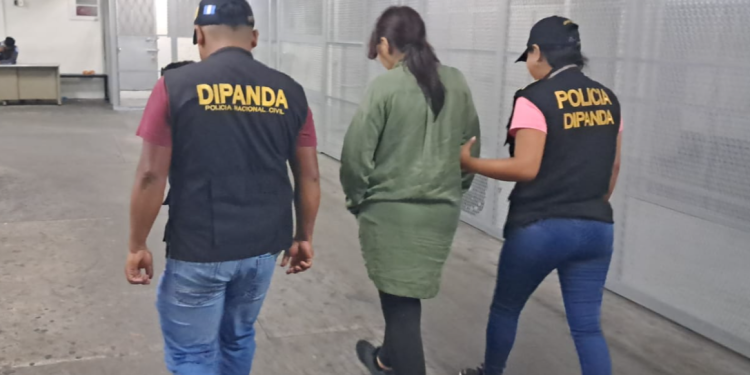 investigadores de Dipanda capturaron a Carmen N, de 20 años una joven tenía pendientes cuatro órdenes de captura. / Foto: PNC
