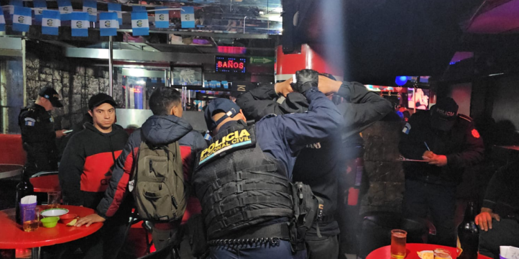 Policía Nacional Civil realizó operativos de seguridad en centros nocturnos en diferentes puntos del país. (Foto: PNC)