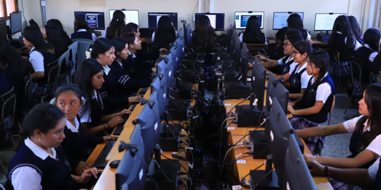 La ministra de Educación compartió desde el Instituto Normal para Señoritas Olimpia Leal como se ha ido implementando la tecnología en el aula. (Foto: Mineduc)
