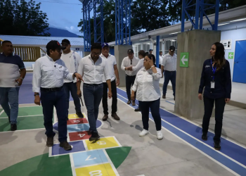 El Ministro de Comunicaciones supervisó proyectos escolares en Zacapa. (Foto: CIV)
