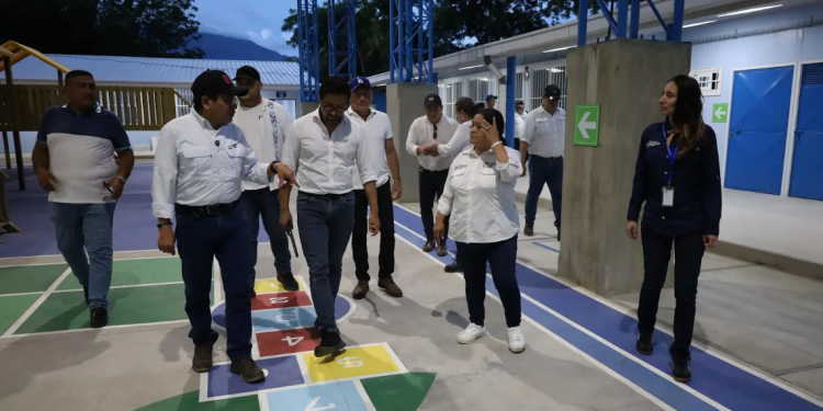 El Ministro de Comunicaciones supervisó proyectos escolares en Zacapa. (Foto: CIV)