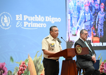 El ministro de la Defensa Nacional, Henry Sáenz, subrayó esta mañana en La Ronda los esfuerzos que la institución ha desplegado. / Foto: Byron de la Cuz