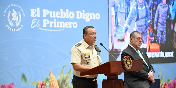 El ministro de la Defensa Nacional, Henry Sáenz, subrayó esta mañana en La Ronda los esfuerzos que la institución ha desplegado. / Foto: Byron de la Cuz