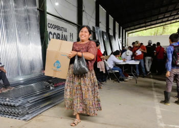 Mides entrega insumos esenciales en Alta Verapaz. / Foto: Mides.